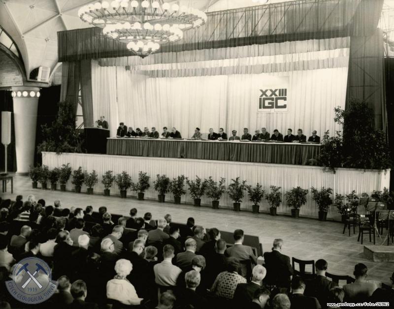 Fotografie XXIII. MGK v Praze: Pedsednictvo vldy SSR s organiztory a astnky kongresu, 