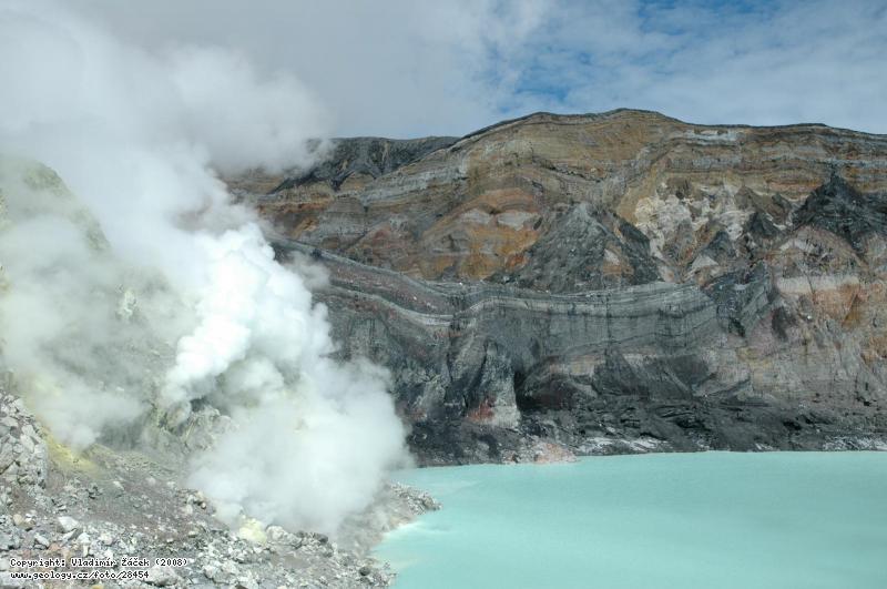 Photo Pos Volcano: Descent to active volcano crater in Costa Rica, 