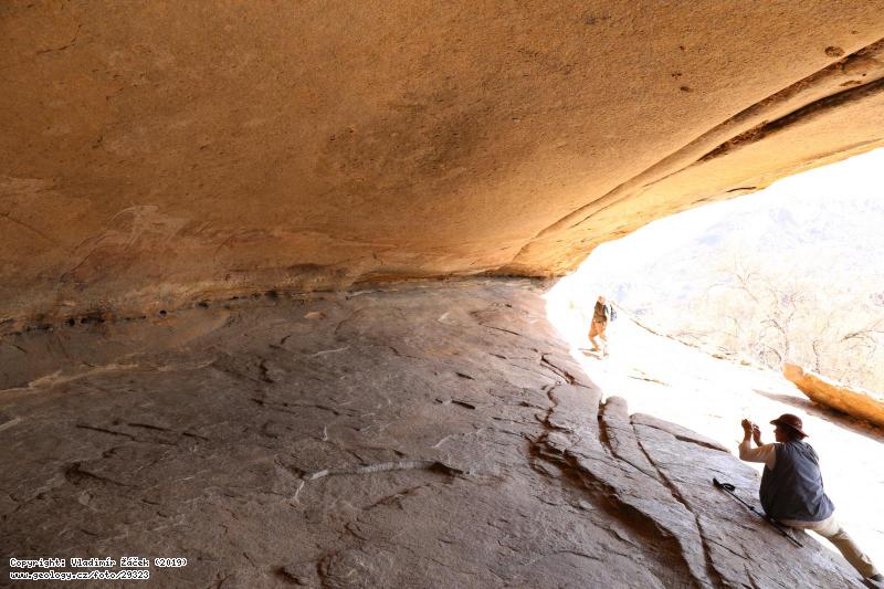 Fotografie Skaln kresby, poho Erongo, Nambie: Phillips Cave, jeskyn se skalnmi malbami v Nambii, 