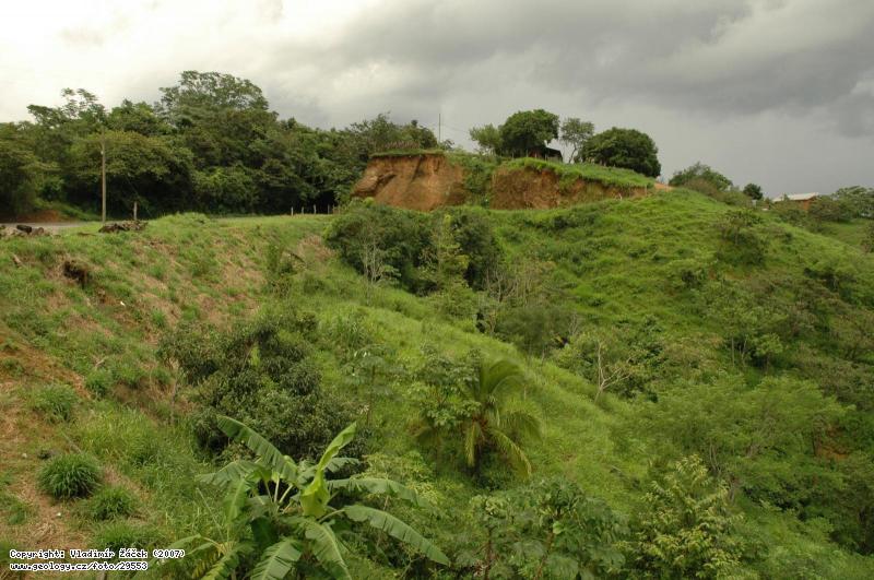 Fotografie Tropick zvtrvn v Kostarice: Hluboce zvtral vulkanick horniny skupiny Aguacate v Kostarice, 