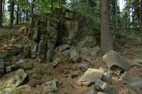 Torzo skaln hradby na vrcholov ploin se stopami terciernho a pleistocennho zvtrvn stedn a hrubozrnnho porfyrickho dvojsldnho granitu., Motykov Kamila - r Ji, 2007