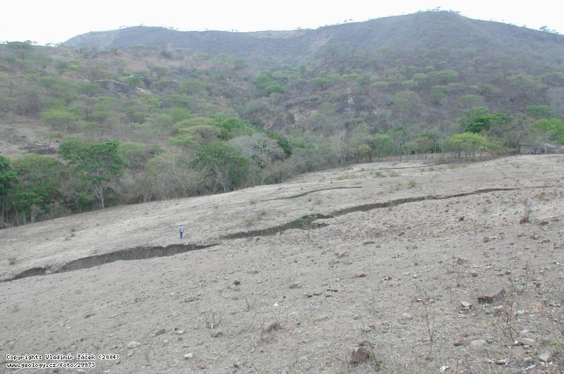 Fotografie Sufoze, Nikaragua: Sufoze v tektonicky exponovanm ternu, Nikaragua, 