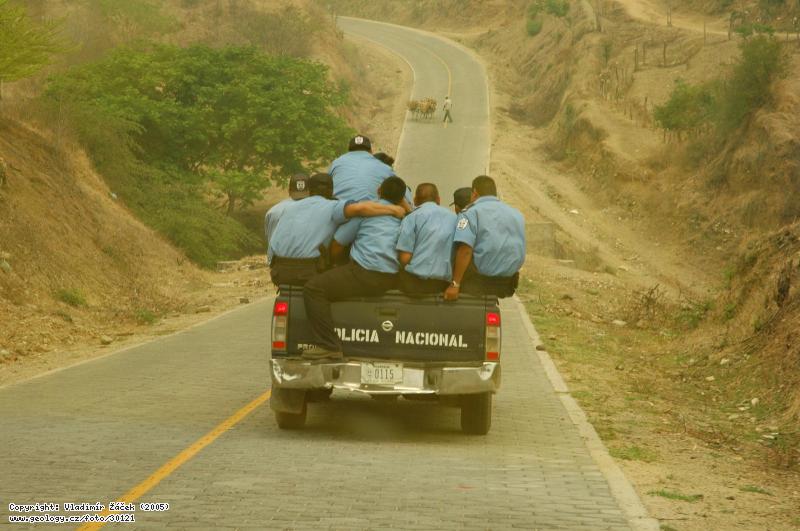 Fotografie Nvrat policejn eskorty: Nvrat policejn eskorty z Macueliza, Nikaragua, 