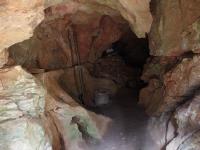Vchod do Loupenick jeskyn, kdysi zkrasovl jeskyn ve vpencch jetdskho krystalinika, byla sten odtena pi tb v letech 1910 - 1920., Markta Vajskebrov, 2020
