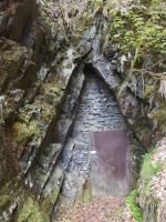 Zajištěný vstup do Západní jeskyně, největšího známého jeskynního systému ještědského krasu. Měří 446 m a má bohatou výzdobu., Markéta Vajskebrová, 2020