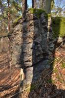 Vrazn skaln hbet s vrcholovmi skalnmi tvary a 35 m vysokmi tvoen starohornmi bulinky. , Motykov Kamila - r Ji, 2015