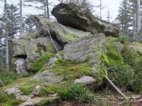 Pirozen skaln vchoz na kt 942 m. n m. Rzmberk tvoen grant-biotit-muskovitickm svorem., Krytof Verner, 2020