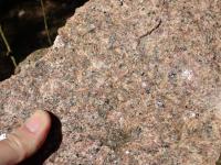 Oputn lom Sose, asi 800 m j. od obce, je to chrnn PP. V lomu jsou hojn bloky 0,5-2 m velk, je tam tak jezrko o velikosti asi 20 x 20 m, jinak bloky, stna nen dobe odkryta, bloky o velikosti 0,5-1,5 m jsou vak erstv. V lomu vystupuje jen naervenal, hrub vesmrn zrnit biotitick isteck granodiorit, mon obsahuje tak amfibol.Magnetick susceptibilita kols mezi 3,5-5,5, na jednom bloku byla jen 0,5 x 10-3 SI.Men radioaktivity prunm gamaspektrometrem poskytlo nsledujc data: K = 1,8-2,2 hm. %, U = 5,5-6,9 ppm, Th = 13,2-17,7 ppm., Vladimr ek, 2019