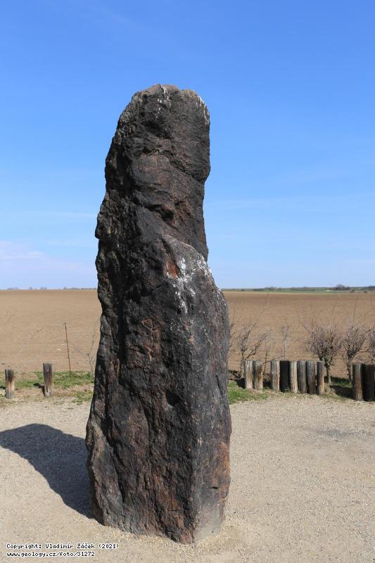 Fotografie Menhir Zkamenl past: Menhir Zkamenl past u Klobuk v okrese Kladno., 