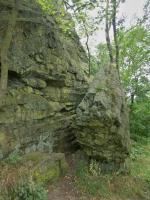 V severn sti zem je skaln masiv rozpadl do blok, jejich posunem zde vznikl labyrint puklin a rozsedlin vetn puklinovch jeskyn a ventarol., Markta Vajskebrov, 2021