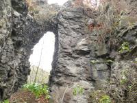 Lomov stna na Dubolce se zachovanou skaln brnou vzniklou jako pozstatek historick tby bazanitu., Pavel p, 2016
