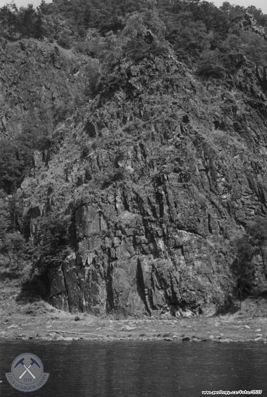 Fotografie : Zduchovick skly na levm vltavskm behu, metabasity jlovskho psma, Vltava km 102.0