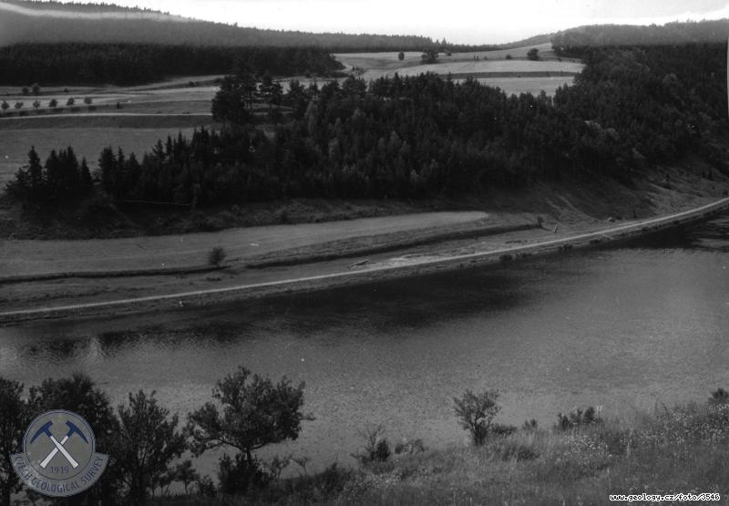 Fotografie : Pohled z levho behu Vltavy smrem po proudu do oblasti masivu stedoeskho plutonu, tchnick uly, Vltava km 105.0