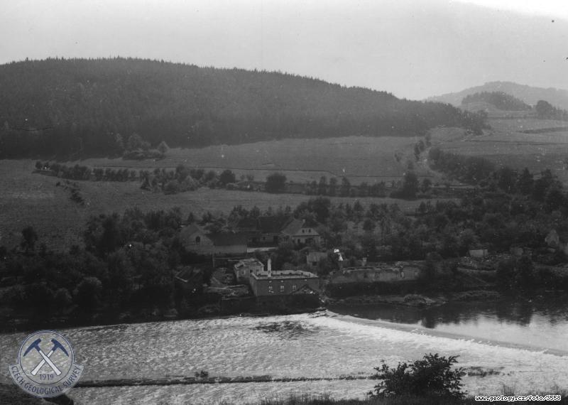 Fotografie : Pohled do dol Vltavy v mst styku hornin stedoeskho plutonu s vyvelinami jlovskho psma, Vltava km 105.6