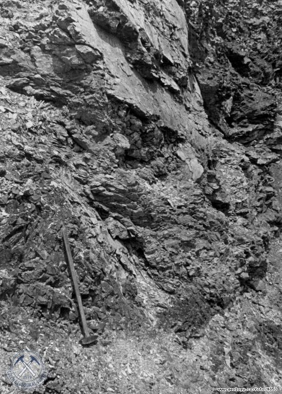 Fotografie : Miocnn jlovce, vyplen zemnm porem uheln sloje se stpkovit rozpadaj., Dolany