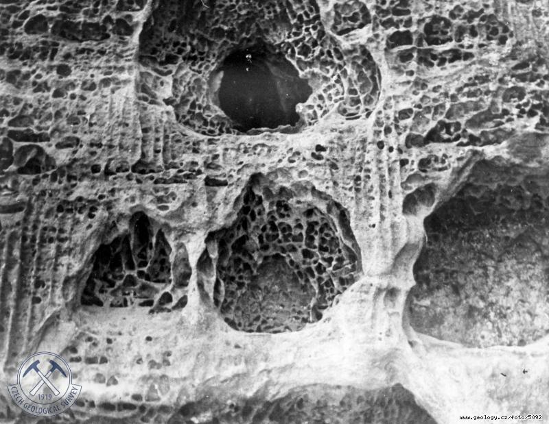 Fotografie : Vyvtral dutiny v pskovcch s aeroxysty.mezi obc Kaninou-Lhotkou, Kokonsk dol