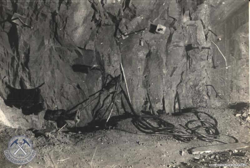 Fotografie : Charakter horniny v odpadnm tunelu, na levm boku pasu .363., Lipno