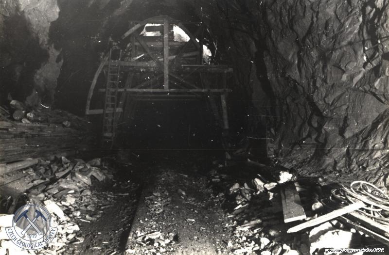 Fotografie : Pro zvren prce v odpadnm tunelu bylo zkonstruovno secieln pojzdn leen., Lipno