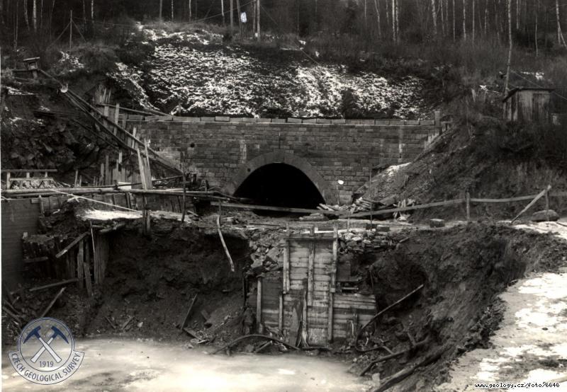 Fotografie : Situace pi odebrn zemin k uvolnn portlu odpadnho tunelu., Vy Brod