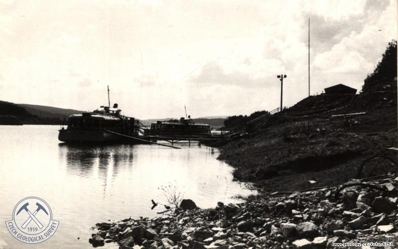 Fotografie : Pohled na vznikajc jezero v.d.Lipno s pstavitm motor.lod., Lipno