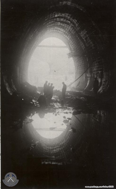 Fotografie : Pohled z odpadnho tunelu na jeho vystn pi jeho vyklzen od navezench hornin, Vy Brod
