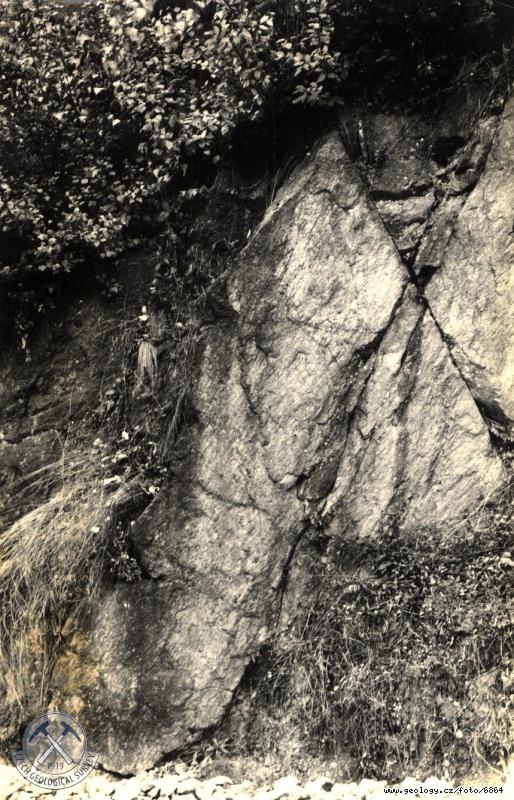 Fotografie : Stedn st defil skly v zezu trati na pravobenm vltavskm svahu v. od st Mlnskho potoka, Mlnsk potok
