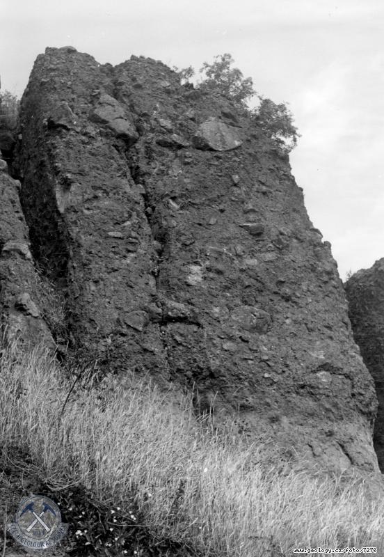 Fotografie : Kulisa skaln stny tvoen hrubozrnnm tufovm aglomertem v prav polovin snmk .5729 nebo 5730, Hradit