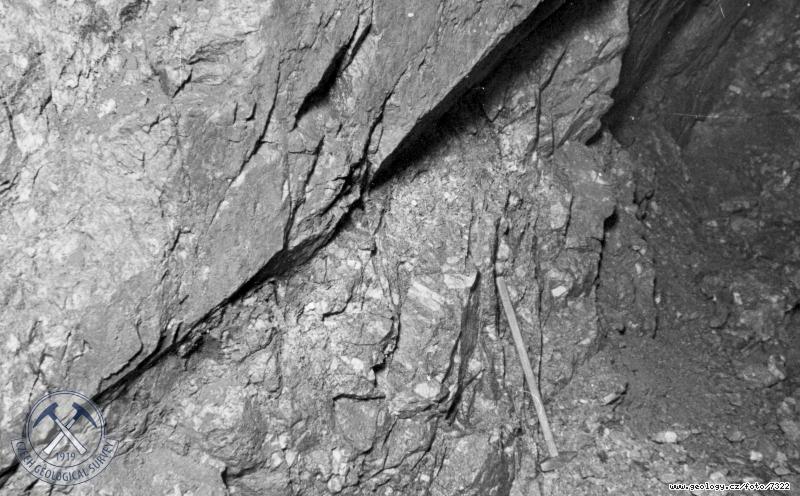 Fotografie : Pehradn profil Stanovice: Detail poruchy v povodn stn cca 4m ped elbou toly .VI. na pravm behu., Stanovice u Karlovch Var
