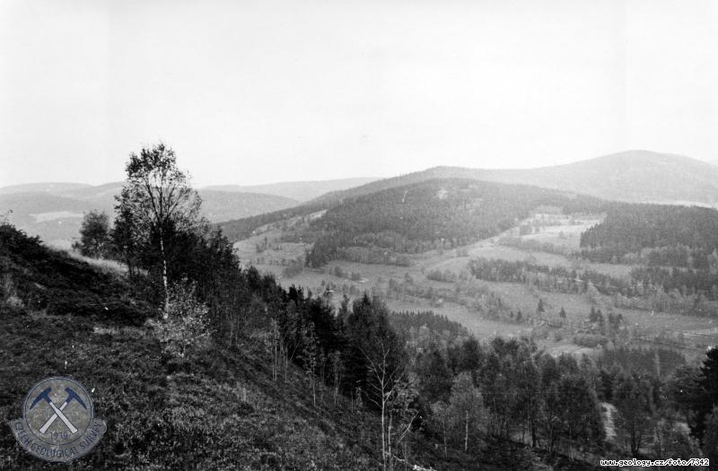 Fotografie : Panoramatick pehled dol s obc Stbrn z Tisov hory., Tisov u Kraslic