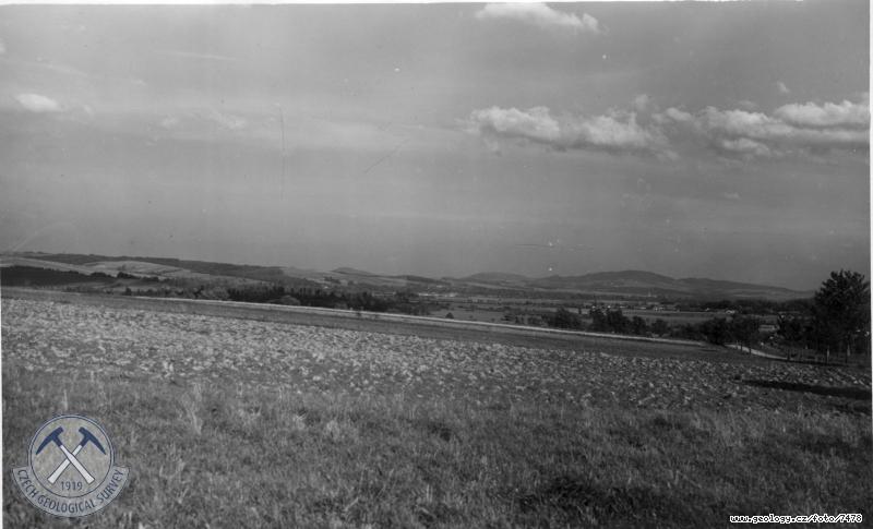 Fotografie : Pohled na pehradn profil Kamenec ze stanovit zpadn od profilu, nad osadou st, dvr Kamenec