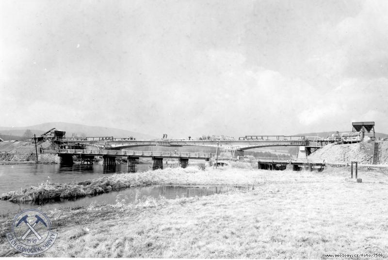 Fotografie : Vstavba novho mostu v nejsevernj sti budoucho vzdut doln pehrady Lipno., u ndra elnava