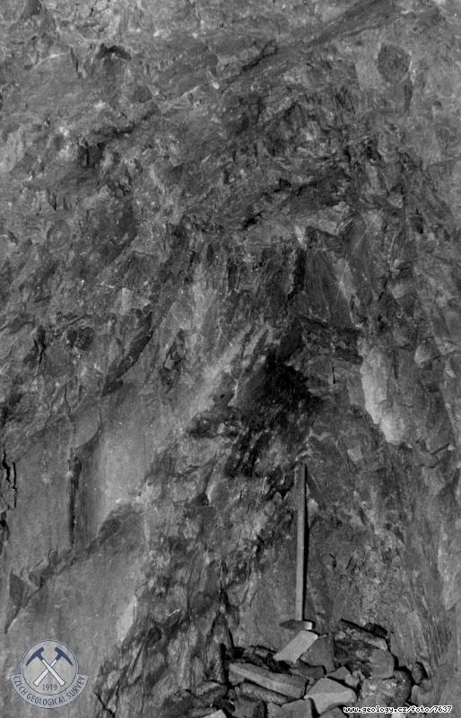 Fotografie : elba a st nvodn stny v pravoben tole v pehradnm profilu Lata., Mal pa