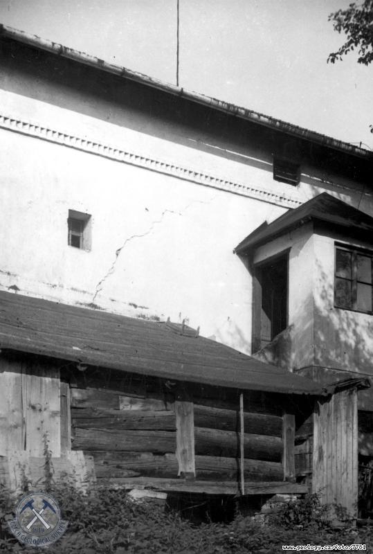 Fotografie : Praskl zp.stna domu .p.5 z r.1905 (vmnek p.A.Golky v Krmeln). Dm je nad okrajem svanho zem., Krmeln