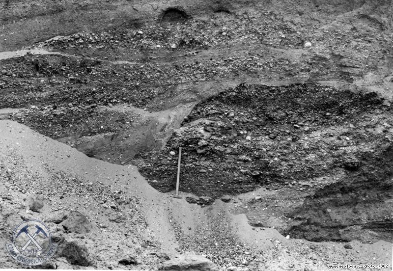 Fotografie : Poloha glacifluvilnch trkopsk v zpadn stn pskovny u Hluna., Hlun