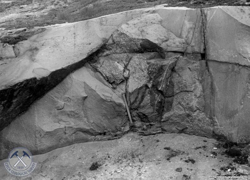 Fotografie : Kozrovick granodiorit uzavrajc vt uzaveninu okrajovho granodioritu a basick pecky., Klatovy