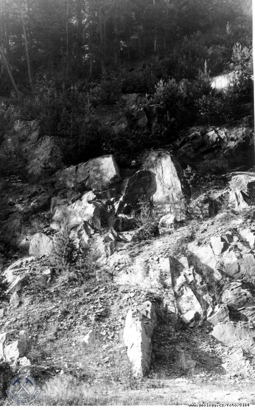 Fotografie : Kamenolom na pravm svahu Otavy severn od .Pily: Granodioritov poloha s ilou ulovho porfyru v migmatitickch rulch., u ekovy Pily