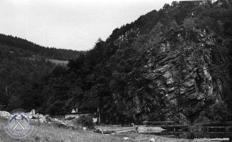 Fotografie Vchoz boititick ruly: Skaln stna na pravm behu Vltavy u jezu pod Vtnm, dvr Vlatovink