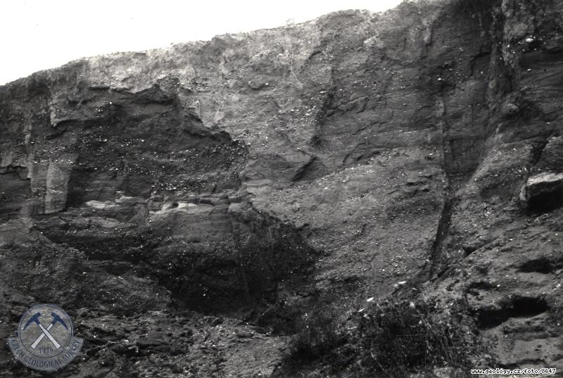 Fotografie Glacifluviln sedimenty: Glacifluviln sedimenty s eratickm ulovm blokem, Chlebiov