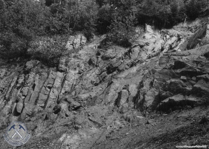 Fotografie : Lom ve svtlch kvarcitech a pskovcch siln zvrsnnch a tektonicky poruench na Vyhnanickm hbetu, Vyhnanice