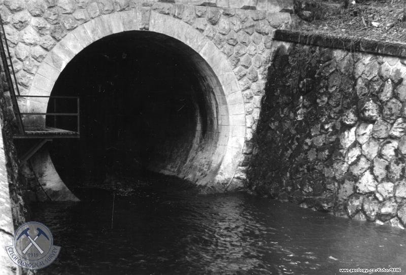 Fotografie : Povodn portl odtokovho tunelu (levobenho) labsk doln pehrady., Bl Temen