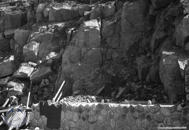 Fotografie : Sesuv nad vvarem labsk doln pehrady, melafyrov skaln bloky na skluznch plochch jsou podchycovny oprnou zd., Bl Temen