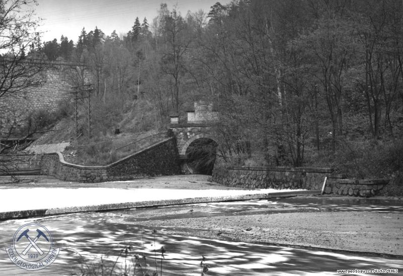 Fotografie : Sedimenty naplaven levobenm obtokovm tunelem za velikho pevodnn v beznu 1955 (viz popis inv..4011)., Bl Temen