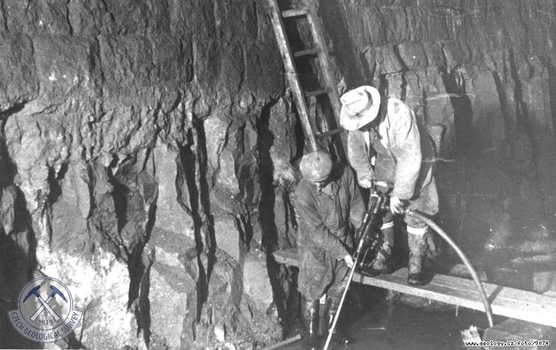 Fotografie : Rekonstrukn prce levho odtokovho tunelu: Na snmku je patrn erodovan bok do t doby neobezdn horniny, na nm spov klenba, kter je eroz boku velmi ohroena. Dno je prv dolamovn, Bl Temen