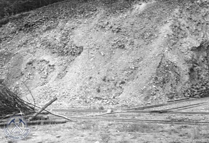 Fotografie : Panorama lomu v nefelitickm basanitu, v tto sti suov kuel z lomk ediovch sloup., Mistrovice