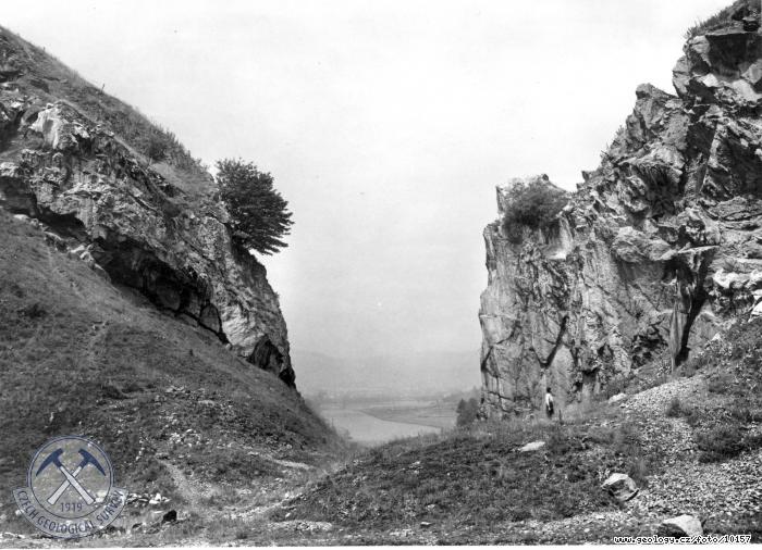 Fotografie : Tetnsk (vpravo) a devonsk (vlevo) skly, zkrasovatl., Beroun