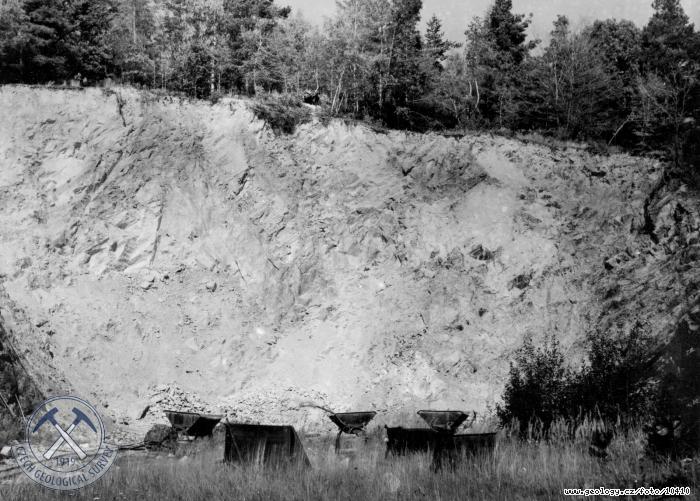 Fotografie : Lom v kivokltsko-rokycanskm psmu vyvel horniny, Karlov / Barrandien