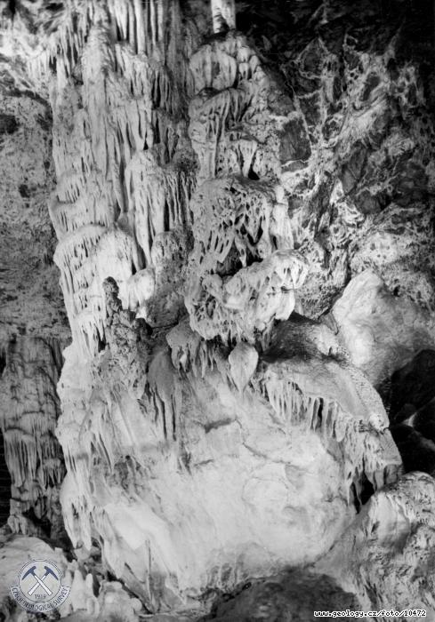 Fotografie : Sloupy ve vstupnm dmu, Macocha - jeskyn