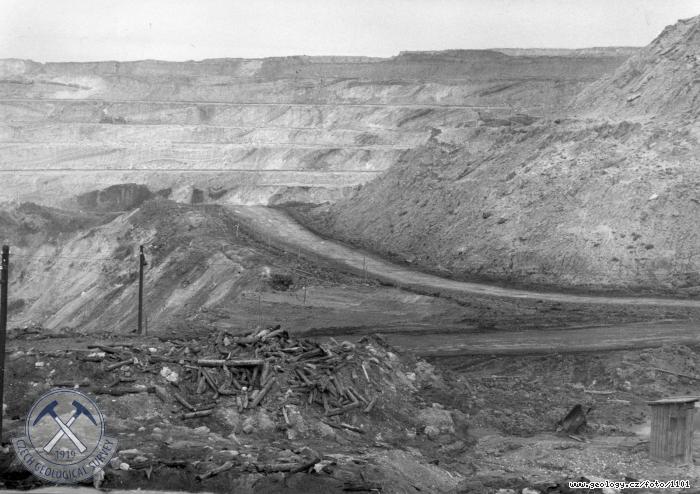 Fotografie : Zpadn stna povrchovho dolu Maxim Gorkij, sek Blina, vpravo v poped kra pskovc z nadlo sloje z fosilnho sesuvu, Blina
