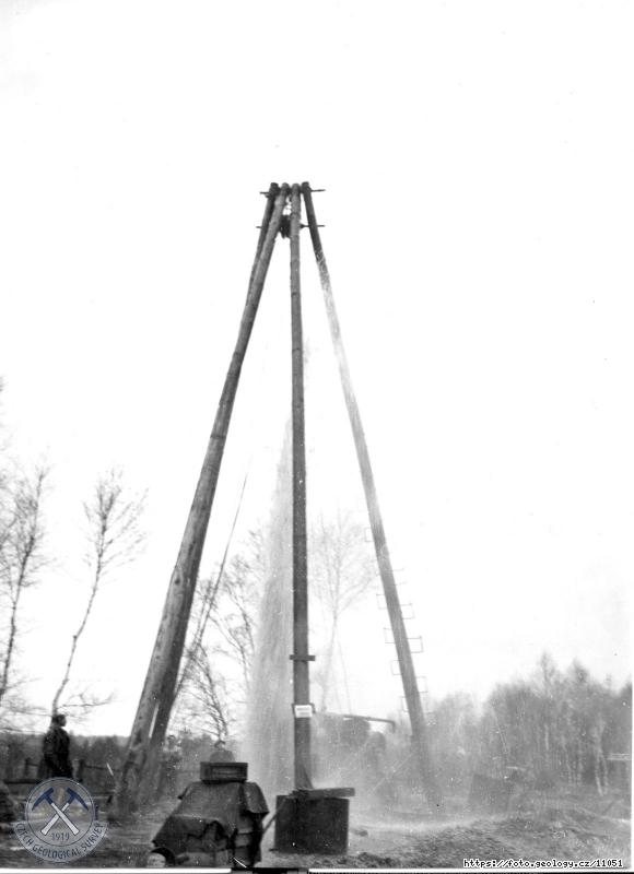 Fotografie : Navrtan� puklina erupuj�c� kyselky, H�jek (Soos)