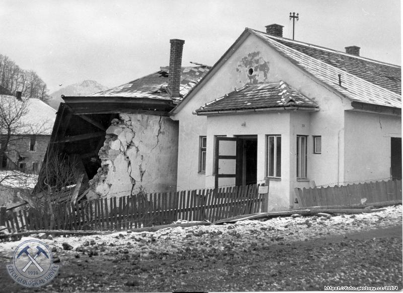 Fotografie Sesuv Handlov�: Destrukce budov na sesuvn�m �zem�, Handlov�
